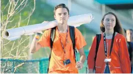  ?? AMY BETH BENNETT/STAFF PHOTOGRAPH­ER ?? Marjory Stoneman Douglas High student David Hogg walks to school with a rolled-up banner over his shoulder on Friday.