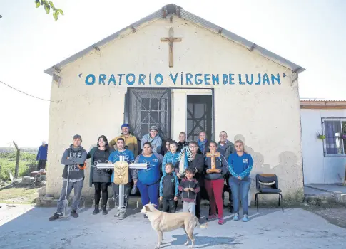  ??  ?? Presencia social. Los Misioneros de Francisco levantaron una capilla en el barrio Libertador, de Tres de Febrero