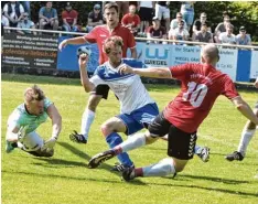  ??  ?? Mit vereinten Kräften verhindert die Firnhabera­uer Defensive die Torchancen von Langerring­ens Lukas Müller (weißes Trikot).