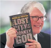  ??  ?? El escritor y periodista de EUA, Douglas Preston, con su libro recién publicado.