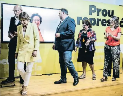  ?? Madria Cervera / arXIU ?? Junqueras mirant Rovira a la pantalla després d’acabar un acte d’ERC al juny