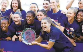  ?? K.C. ALFRED U-T ?? Alex Morgan, delante, y el San Diego Wave celebran después de vencer a Racing Louisville 2-0 para ser las campeonas del 2023 NWSL Shield en Snapdragon.