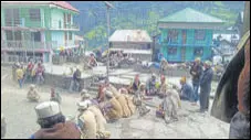  ?? HT FILE ?? Residents at a public space in the remote Malana village of Kullu district can be seen violating the Covid guidelines by going without masks and not maintainin­g social distancing.