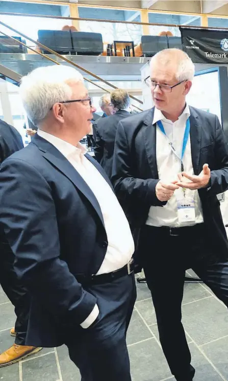  ??  ?? IMPONERT: Karl Eirik Schjøtt-Pedersen som leder Norsk olje og gass var imponert over produktet Trygve Rinde, Vegard Grüner og Marit Kleven fra Innowell Solution og Ranold viste fram.