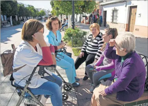  ?? / JUAN CARLOS TORO ?? Varias mujeres conversan en una plaza de Puerto Serrano, la pasada semana.