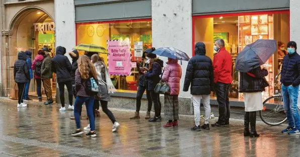  ?? Foto: Peter Fastl ?? Die Bilder trügen: Zwar musste man auch am zweiten Adventssam­stag wegen der Corona Auflagen vor einigen Geschäften in Augsburg anstehen. Die Umsätze sind aber deutlich schlechter als sonst.