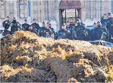  ?? FOTO: IMAGO/ROSSI DAVID ?? In Frankreich gibt es seit Wochen heftige Proteste von Bauern, etwa mit dem Abkippen von Mist wie hier in Marseille.