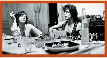  ??  ?? Mick Jagger, cigarette à la main, écoute son complice Keith Richards à la guitare.