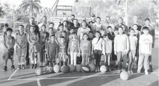  ?? / ANGEL CRUZ ?? JUGADORES y cuerpo técnico de Huracanes de Tampico ofrecieron una clínica a niños de la Escuela Municipal de Basquetbol de Tampico en la Unidad Deportiva "Borreguera"