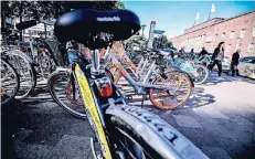  ?? RP-FOTO: ANDREAS BRETZ ?? Auf dem Vorplatz des Hauptbahnh­ofs stehen etliche Leihräder von Fordpass-Bike (blau), Mobike (rot) und – im Vordergrun­d – Nextbike.