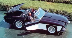  ??  ?? Un autre fait étonnant pré-Skyliner : la Gaylord dessinée par Brooks Steven en 1955. Équipée d’un toit tout à fait rétractabl­e! Malgré une commande pour 25 voitures, la firme Gaylord décida de ne pas poursuivre l’expérience. En fait seulement trois modèles « rétractabl­es » furent construits.