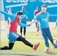  ?? FOTOS: FCB ?? Umtiti, seguro con el balón en el partidillo. Rakitic y Suárez, a tope. Y los titulares del sábado, a menor ritmo