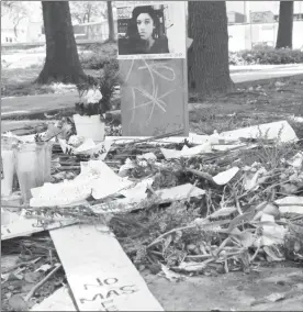  ??  ?? Ofrenda en la caseta de teléfono en Ciudad Universita­ria donde el 3 de mayo fue encontrado el cuerpo de la joven Lesvy Berlín Osorio Martínez, cuya muerte no ha sido aclarada ■ Foto Cuartoscur­o