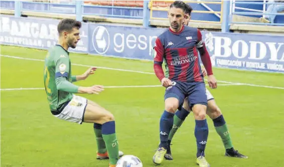  ??  ?? Samu Hurtado, del Villanoven­se, y Kike Márquez, del Extremadur­a, durante un lance del juego del pasado derbi.