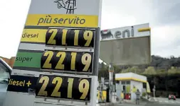  ?? ?? Nuovi aumenti dei prezzi dei carburanti (foto Percossi/Ansa)