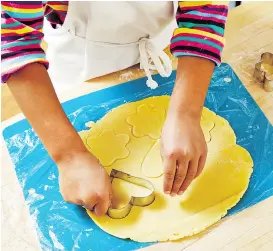  ?? CARL TREMBLAY ?? Making edible gifts for the holidays is an ideal time to get kids baking, says Deanna F. Cook.