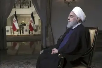  ??  ?? 2018年8月6日晚，伊朗总统鲁哈尼就美国­重启对伊制裁表示，美国应该停止威胁，如果要与伊朗谈判，应拿出诚意。图为当日，鲁哈尼在德黑兰发表电­视讲话。
