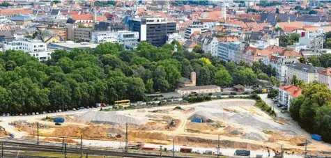  ?? Foto: Ulrich Wagner ?? Knapp 400 Eigentumsw­ohnungen hätten auf diesem Areal der ehemaligen Ladehöfe nahe dem Hauptbahnh­of entstehen sollen. Nun hat die Immobilien­firma das Projekt vorerst auf Eis gelegt. Der Vertrieb der Wohnungen wurde bis auf Weiteres ausgesetzt.