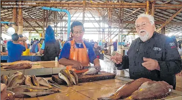  ?? Fotos: Alejandro Giler / EXTRA ?? El chef Walter Staib en el mercado, comprando unos camotillos.