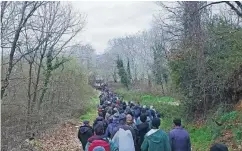  ??  ?? So verrückt das klingen mag, aber der Regisseur findet hochästhet­ische Bilder für Flucht und Vertreibun­g.