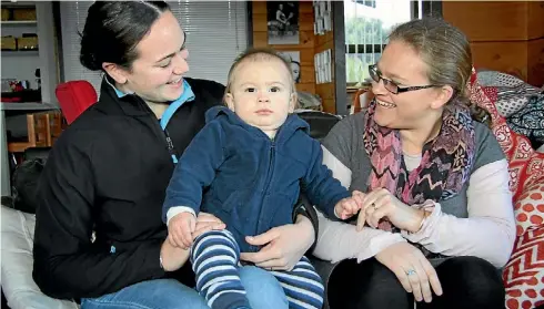  ?? YVETTE BATTEN/FAIRFAX NZ ?? Jendi Coxhead holds her son Rydge Ward, with Christine Strydom from Taranaki District Health Board.