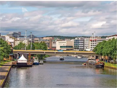  ?? FOTO: ROLF RUPPENTHAL ?? Blick von der Alten Brücke auf die Saar. Der ökologisch­e Zustand des Flusses ist immer noch unzureiche­nd.