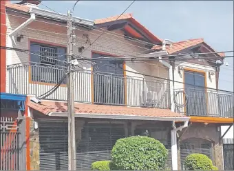  ??  ?? Una de las residencia­s del próspero comisario Abel Cañete Meza, en San Lorenzo.