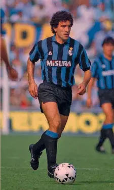  ??  ?? Gianfranco Matteoli, 59 anni, in maglia Inter: con i nerazzurri ha vinto lo scudetto dei record del Trap nel 1989 (con 58 punti) e la Supercoppa italiana, giocando 166 partite con 8 gol LIVERANI
