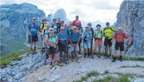  ?? FOTO: PR ?? 19 Teilnehmer klettern am Wandertag der Abteilung Ski und Wandern des TSV Meckenbeur­en in Südtirol.