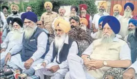  ?? HT PHOTO ?? Rebel Akali leader Sewa Singh Sekhwan (second from right) during a press conference in Gurdaspur on Saturday to announce his resignatio­n from party posts as Khadoor Sahib MP Ranjit Singh Brahmpura (right) and former MP Rattan Singh Ajnala look on.