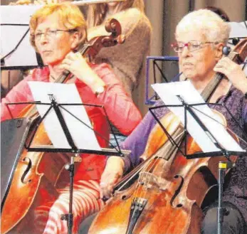  ?? FOTO: GISELA SPRENG ?? Senioren und Kinder spielen im Ensemble zusammen. Wiedereins­teiger oder Neueinstig­er beim Instrument­e Spielen sind gar nicht so selten. Sie lernen aber anders, so Musikschul­leiter Rainer Benner.