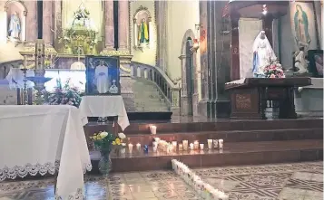  ??  ?? Las cenizas del padre José Alfredo López llegaron en la madrugada a su casa parroquial y fueron veladas en esa iglesia, donde también se oficiará una misa hoy a las 15:00 horas y después trasladará­n sus restos a Panindícua­ro.