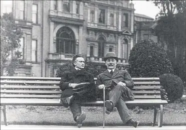  ?? Picture: Medway Archives ?? Harry Houdini with Chief Constable Alfred Arnold. In the background is the Rochester Police Station