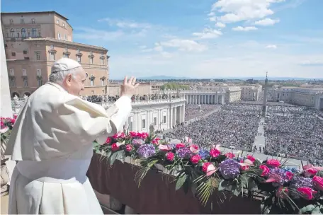  ?? ?? Plaza de San Pedro. Más de 50.000 personas participar­on ayer de la misa celebrada por el papa Francisco desde el Vaticano.