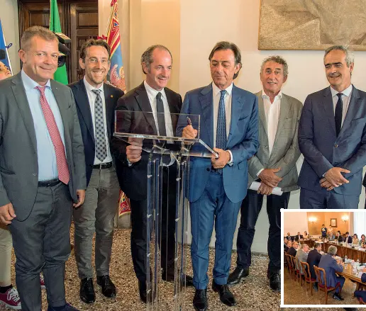  ??  ?? Il documento Il sindaco di Padova (alcentro) Sergio Giordani mentre firma l’accordo di programma, per la realizzazi­one del nuovo ospedale di Padova. Alla sua destra il governator­e del Veneto Luca Zaia . Sotto la riunione che ha preceduto la firma