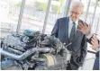  ?? FOTO: DPA ?? Winfried Kretschman­n (Grüne) will vorerst nicht den Dieselmoto­r aufgeben.