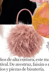  ??  ?? LOEFFLER RANDALL BOLSO ZADIE DE PIEL CON PLUMAS (335 €).