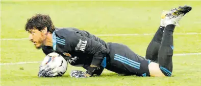 ?? NURIA SOLER ?? Cristian Álvarez atrapa un balón en un partido del Zaragoza.