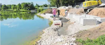  ?? FOTO: MARTIN BAUCH ?? In Sichtweite des Seekiosks „Leuchtturm“entsteht am Bucher Stausee gerade der barrierefr­eie Zugang zum Uferbereic­h.