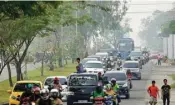  ?? MHD AKHWAN/RIAU POS ?? MASIH BERASAP: Pengendara melintas di Jalan Soekarno-Hatta, Pekanbaru, yang berkabut dampak karhutla kemarin pagi.