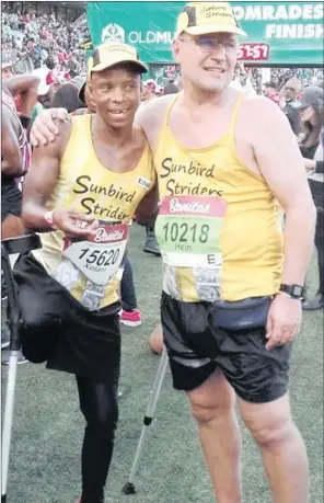  ?? PICTURE: KAREN SINGH ?? Xolani Luvuno and Hein Venter embrace at the finish at the Comrades Marathon.