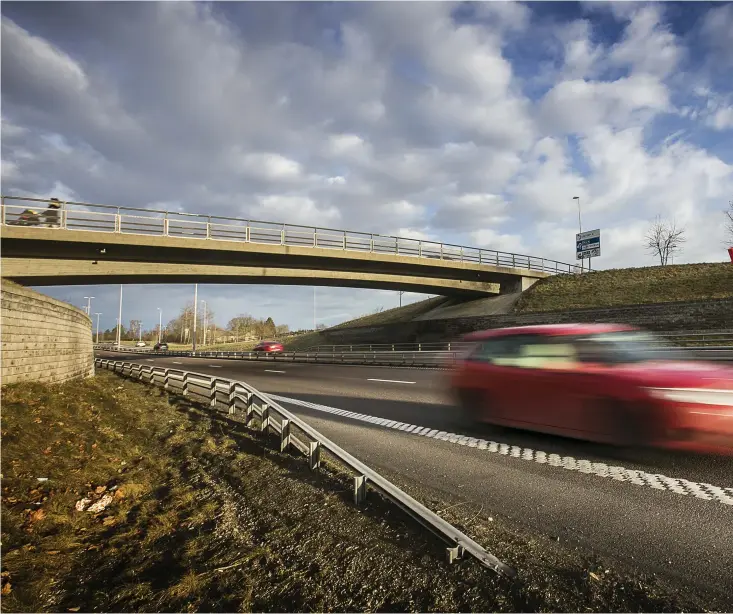  ??  ?? Vid en stickprovs­kontroll på E45 i höjd med Sylte med mobil fartkamera tog polisen i Trollhätta­n på cirka en timme inte mindre än ett tiotal körkort, från förare som körde över 100 på 70-väg.