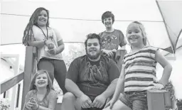  ?? NICK OZA/THE REPUBLIC ?? Charles Clason poses with his children (clockwise from bottom left) Rylee Clason, 6; Breanna Armer, 11; Cameron Armer, 12; and Jordan Ball, 8, at Family Promise shelter in Scottsdale.