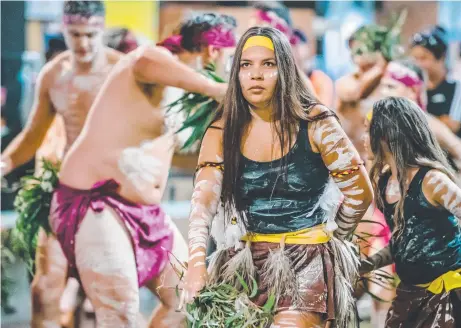  ?? Pictures: USQ Photograph­y/David Martinelli ?? BRILLIANT SHOW: The Mura Biri Gururu Aboriginal Dancers entertain at the USQ NAIDOC Ball.