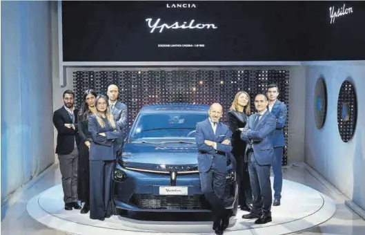  ?? STELLANTIS ?? El equipo directivo de Lancia, junto a una unidad del ‘Ypsilon’, llamado a hacer renacer la marca transalpin­a.