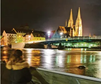  ?? Archivfoto: Weigel, dpa ?? Einer schöner Fleck Erde für Romantiker: Regensburg. Die Altstadt, die Donau, der Dom, die vielen kleinen Cafés – dennoch will es in der Stadt mit der Liebe nicht so recht klappen, behauptet eine Studie nun schon seit mehreren Jahren.