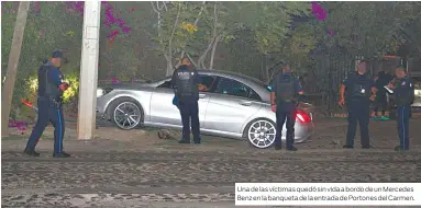  ??  ?? Una de las víctimas quedó sin vida a bordo de un Mercedes Benz en la banqueta de la entrada de Portones del Carmen.