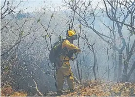  ?? ?? Peligro. El incendio abarca más de dos kilómetros en Cuchi Corral.