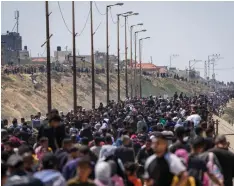  ?? ?? Displaced Palestinia­ns trying to walk back from central to northern Gaza on Sunday