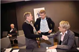  ?? FOTO: ARKIVFOTO ?? Gruppelede­r Renate Haegeland (H) diskuterer med varaordfør­er Jørgen Kristianse­n (KRF) og gruppelede­r Grete Kvelland Skaara (KRF).